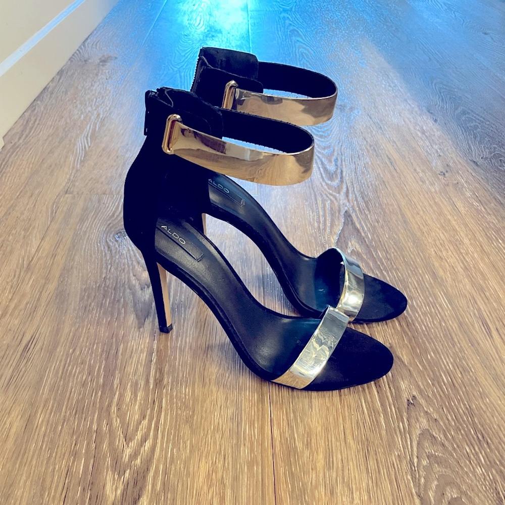 Strap gold and black sandal heel